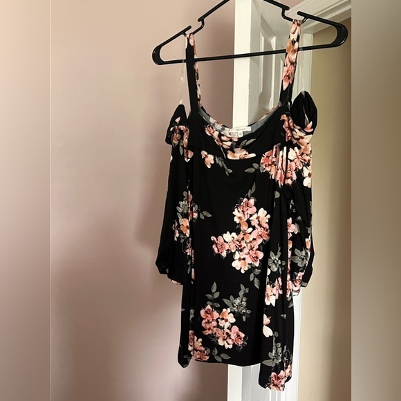 Cute 3/4 sleeve blouse with cold shoulder - Picture 1 of 4